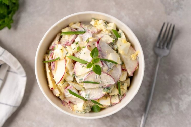 Салат с редиской, зеленым луком и яйцом
