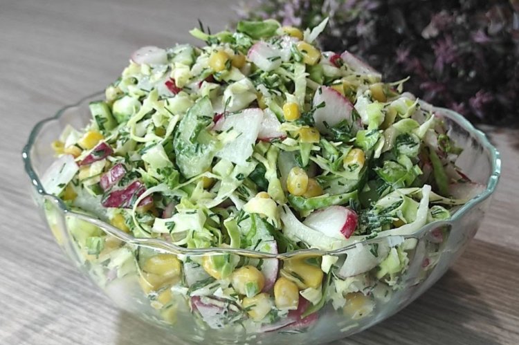 Салат с редиской, яйцом и капустой