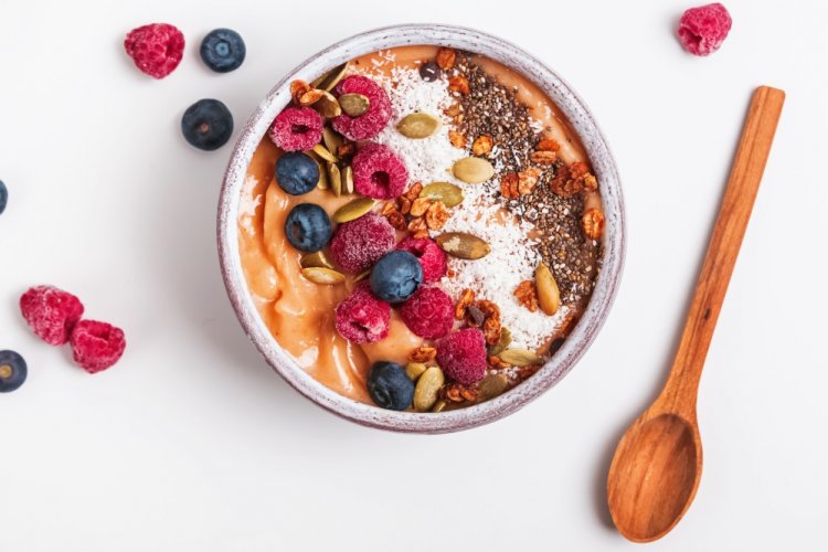 Смузи-боул с гранолой и ореховой пастой