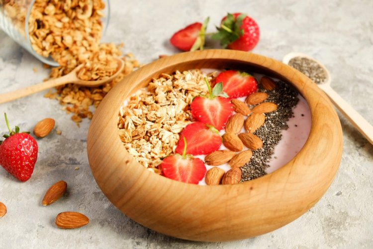 Смузи-боул с овсянкой и клубникой