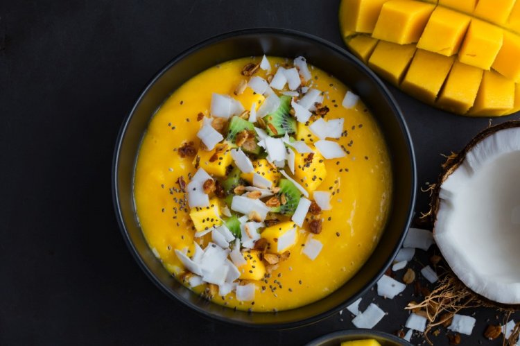 Смузи-боул с манго и кокосовым молоком