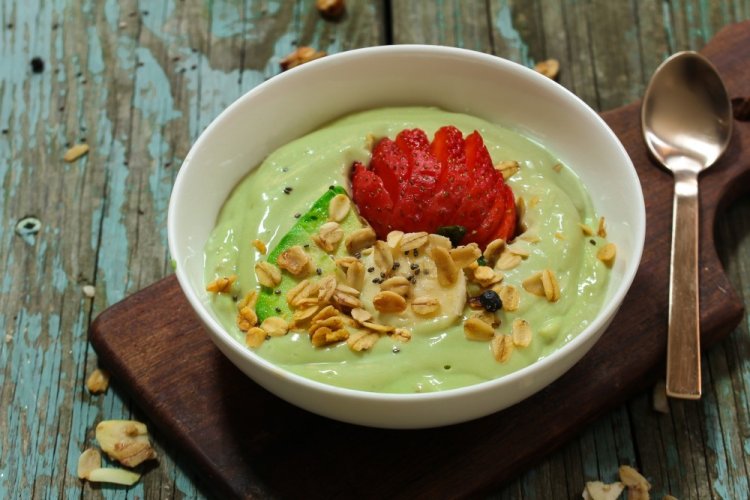 Смузи-боул с авокадо и овсяными хлопьями