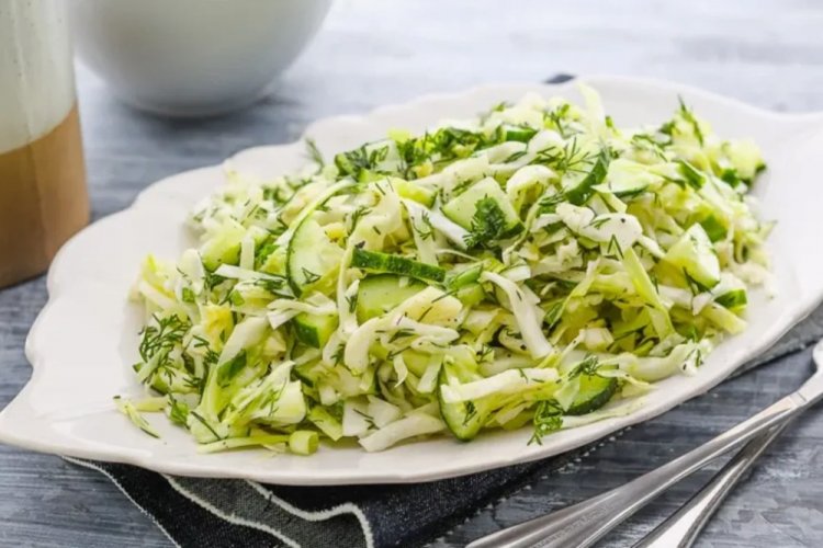 Салат с капустой, огурцом и укропом
