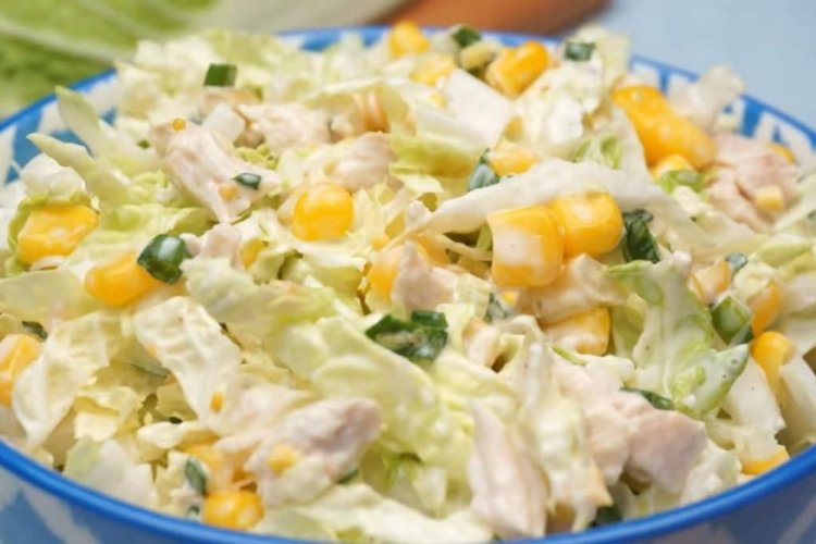Салат с капустой, огурцами, курицей и кукурузой