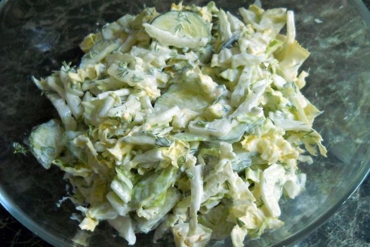 Салат с капустой, огурцом и сулугуни