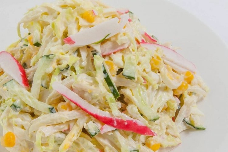 Салат с капустой, огурцами и крабовыми палочками