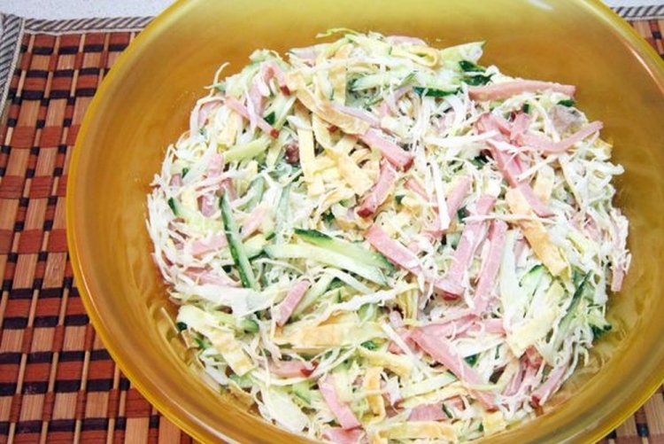 Салат с капустой, огурцом и ветчиной