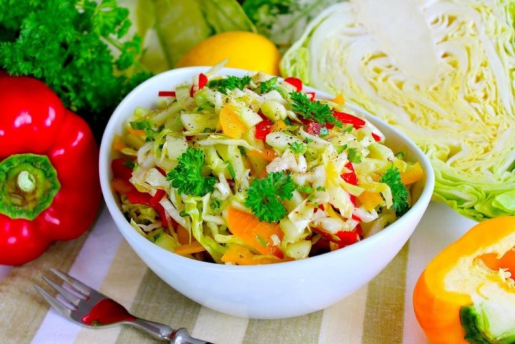 Салат с капустой, огурцами и болгарским перцем