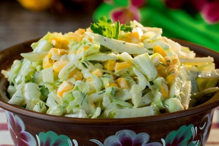Салат с капустой, огурцами и консервированной кукурузой