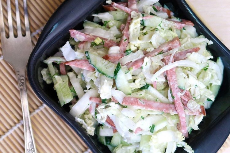 Салат с капустой, огурцом и колбасой