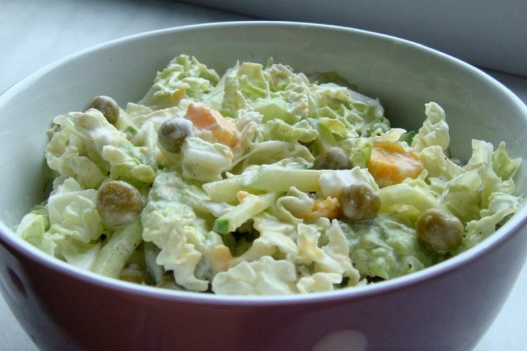 Салат с капустой, огурцами и зеленым горошком