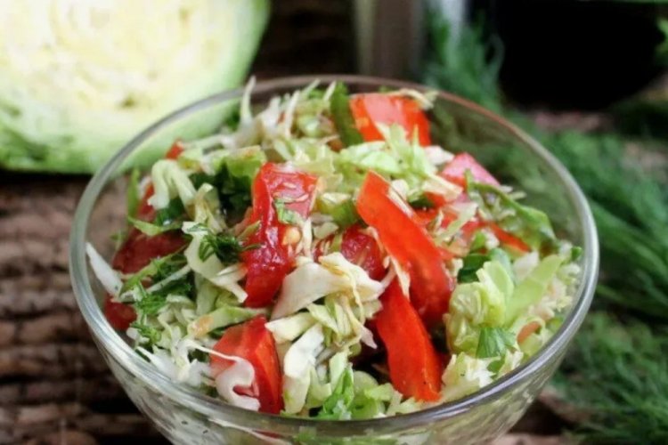 Салат с капустой, огурцом и помидорами
