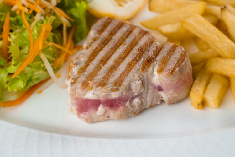 Медальоны из тунца с перцем чили на сковороде