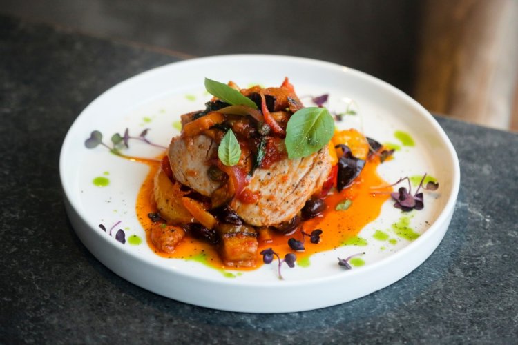 Медальоны из тунца в томате с вином