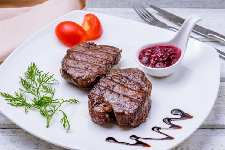 Медальоны из телятины в соевом соусе