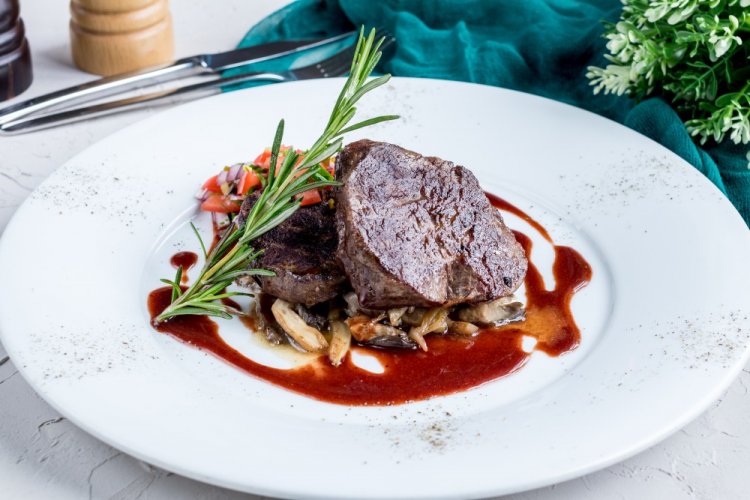 Медальоны из телятины с винным соусом