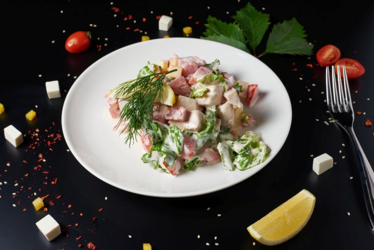 Баварский салат с копченой курицей и сухариками