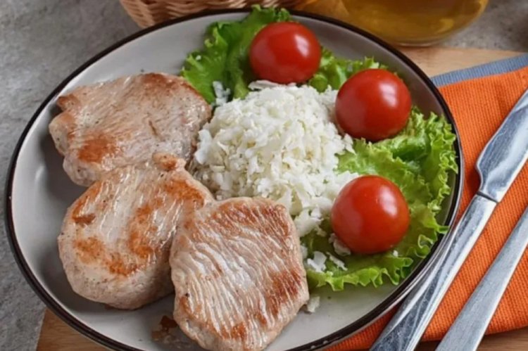 Медальоны из индейки с лимонным соком и чесноком