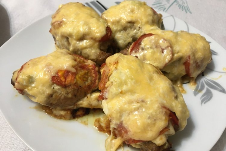 Медальоны из индейки с помидорами