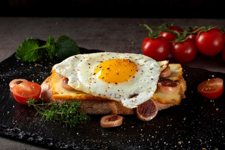 Горячие бутерброды с сосисками и яйцами