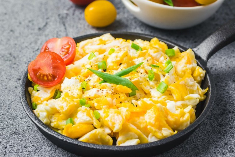 Скрэмбл со сметаной и сыром