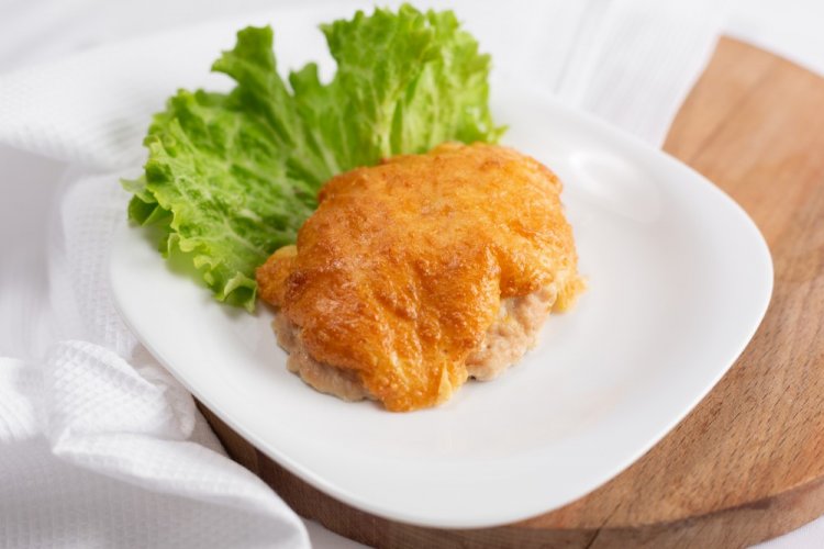 Куриные медальоны с луком и яблоками