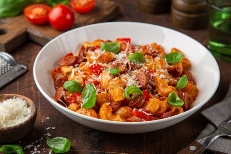 Макароны с сосисками в томате