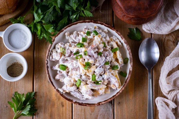 Салат с колбасой, сыром и сухариками