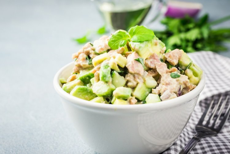 Салат с консервированным тунцом и авокадо