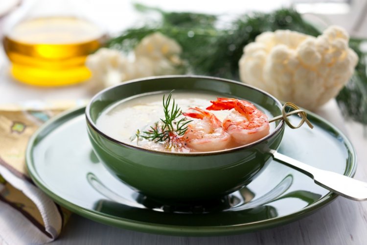 Крем-суп с креветками, цветной капустой и кабачком