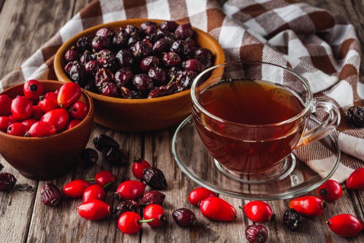 Компот из шиповника с черной смородиной