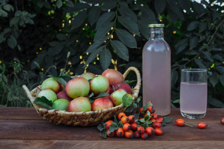 Компот из свежего шиповника и яблок