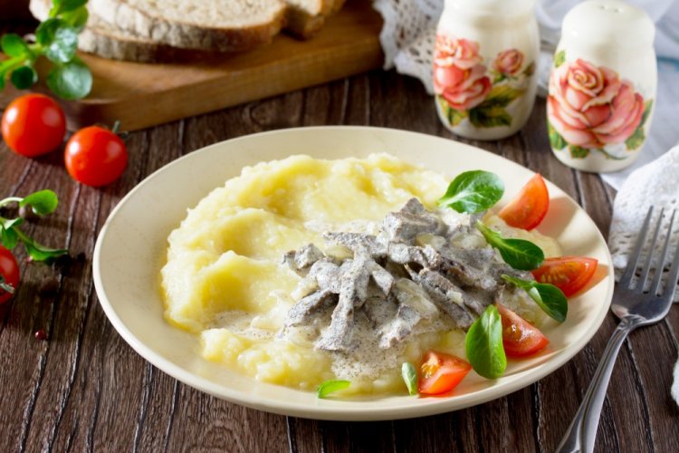 Свиное сердце с луком в сметане