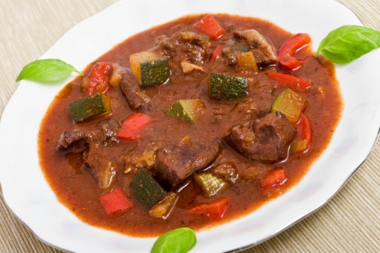 Свиное сердце с овощами на сковороде