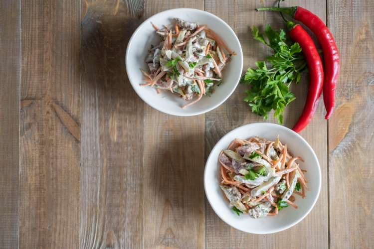 Салат «Обжорка» с куриной печенью и зеленым горошком