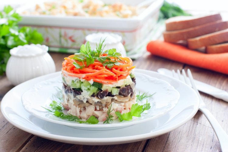 Салат «Обжорка» с жареными шампиньонами