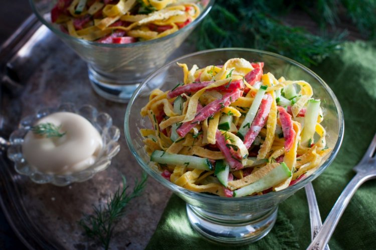 Салат «Обжорка» с яичными блинчиками