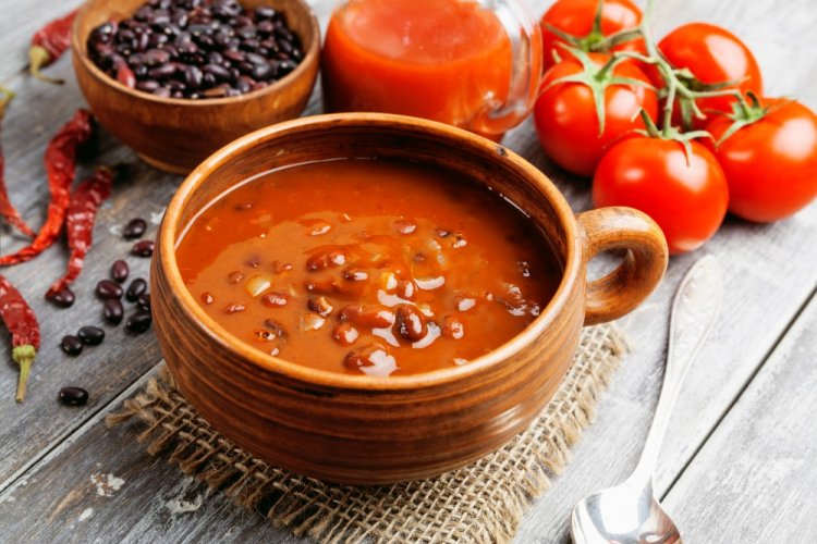 Фасолевый суп с помидорами и острым перцем на зиму