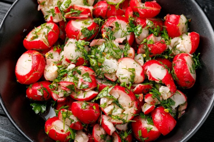 Битая маринованная редиска в азиатском стиле