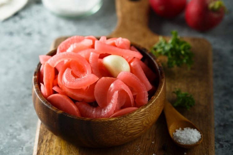 Маринованная редиска с луком