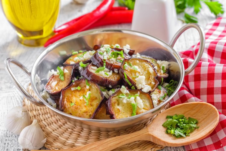 Баклажаны с чесноком на сковороде