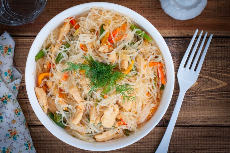 Фунчоза с курицей и замороженными овощами