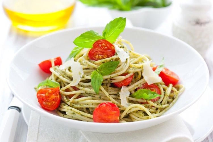 Паста с соусом песто и томатами