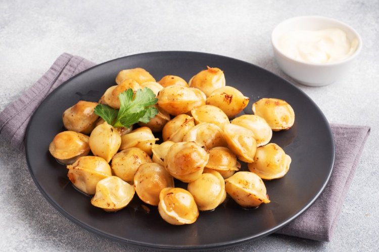 Жареные пельмени в соевом соусе