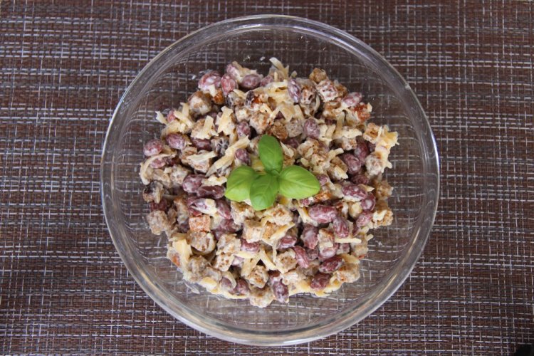 Салат со шпротами и сыром