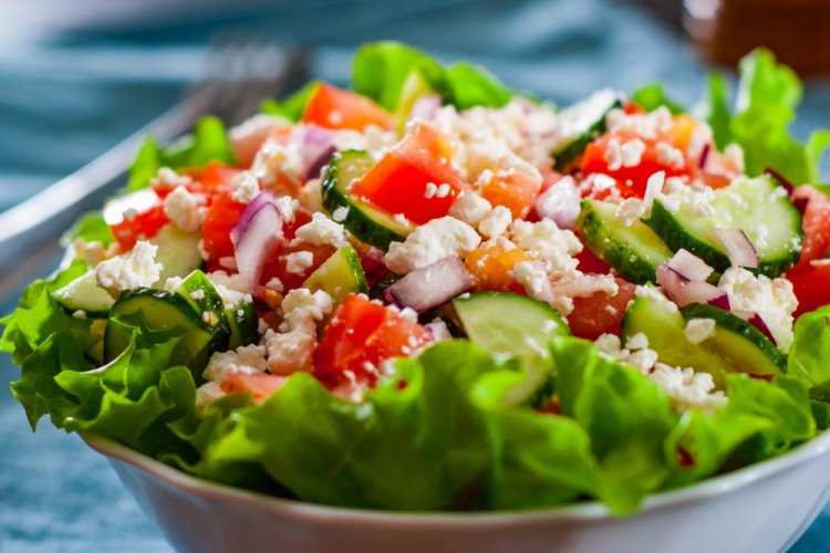 Салат с творогом и помидорами