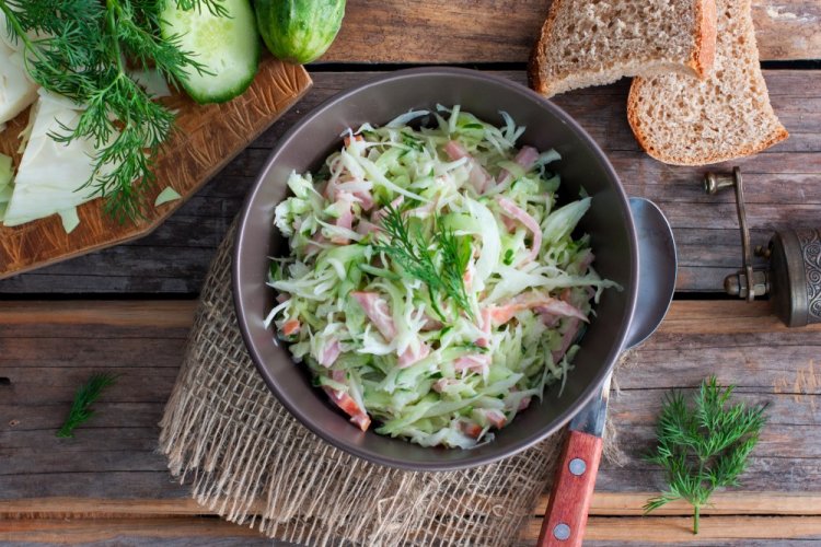 Салат с ветчиной и зеленым горошком