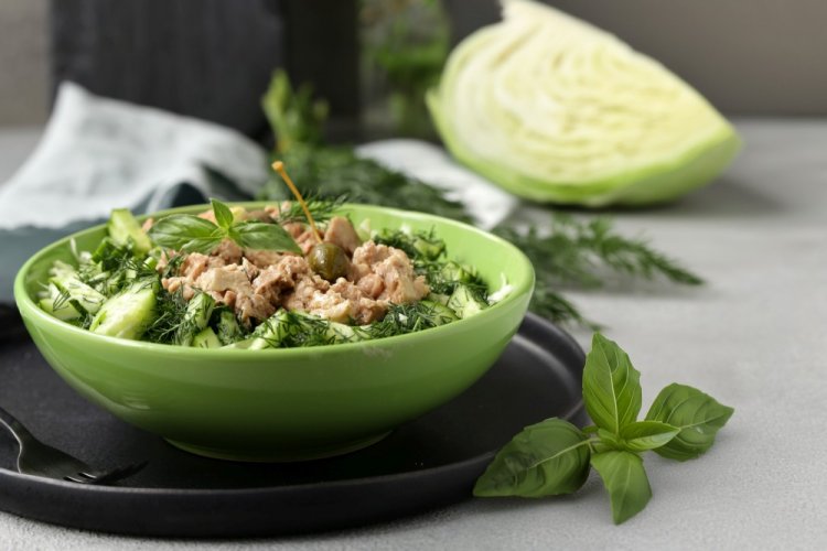 Салат с консервированным тунцом и пекинской капустой