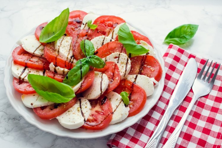 Помидоры с моцареллой и базиликом