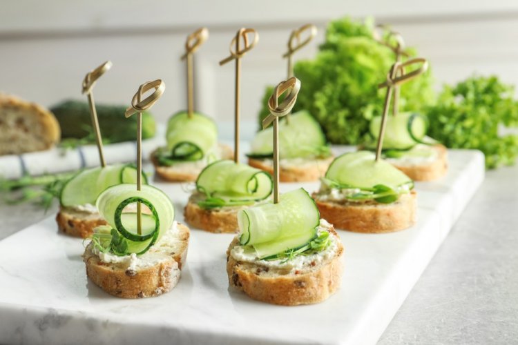 Канапе с огурцом и сливочным сыром